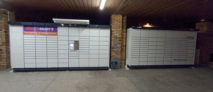 Paczkomat BIA27N przejście w pasażu handlowym