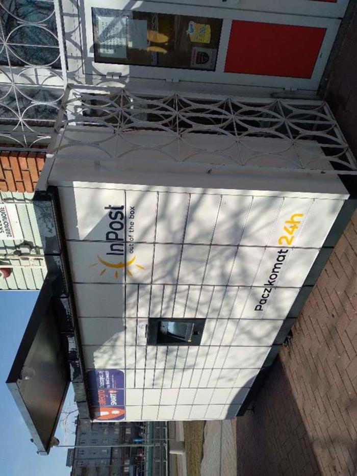 Paczkomat BIA41M Po lewej stronie wejścia do sklepu