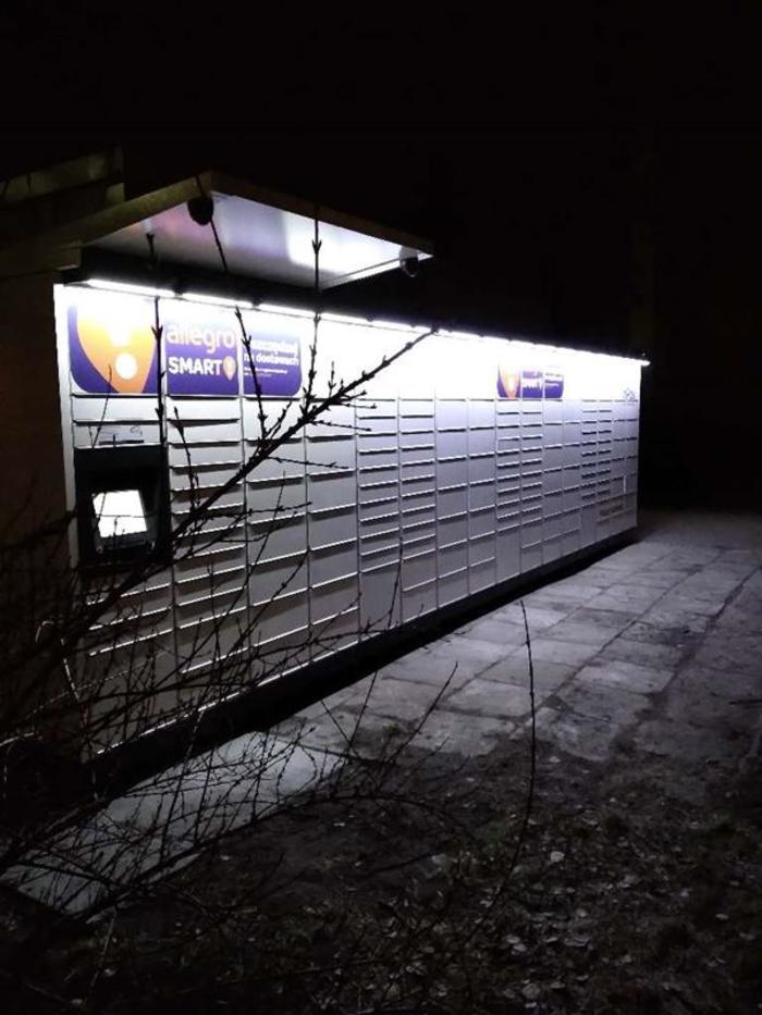 Parcel Locker BIA42M Po prawej stronie budynku