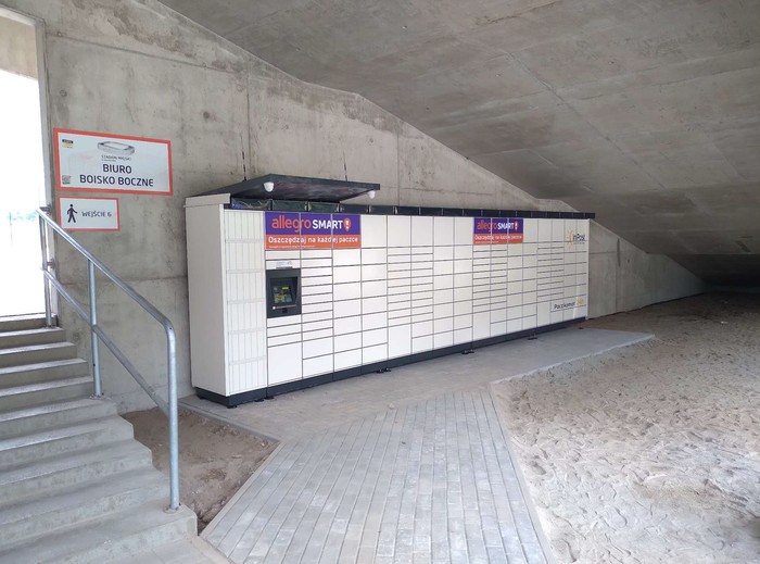 Parcel Locker BIA56M przy wejściu na stadion od ulicy Wiosennej