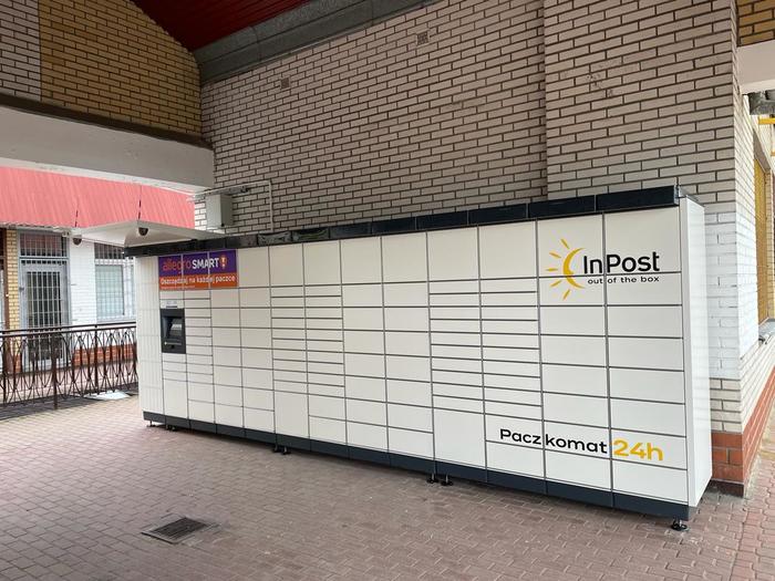 Paczkomat BIA95M boczna ściana budynku biurowo-handlowego