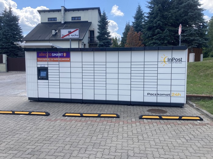 Paczkomat BIA97M przy myjni samochodowej