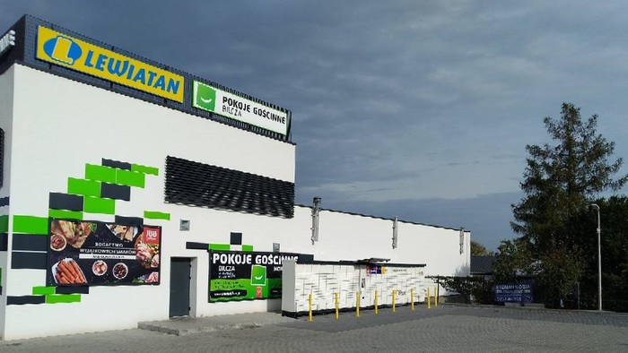 Paczkomat BIC01A Na parkingu po prawej stronie od wejścia do sklepu Lewiatan