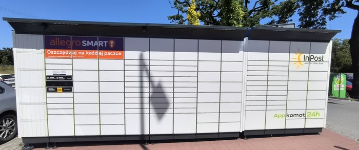 Paczkomat BIE03BAPP Na parkingu