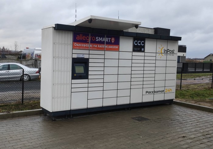 Paczkomat BIER01M parking, przy wejściu do marketu