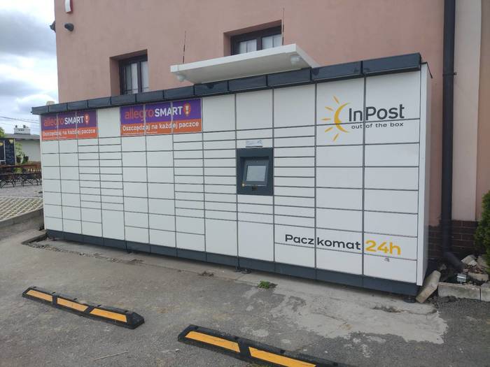 Paczkomat BIEW01M Na parkingu przed sklepem