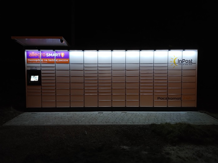 Paczkomat BII01M Przed sklepem zoologicznym