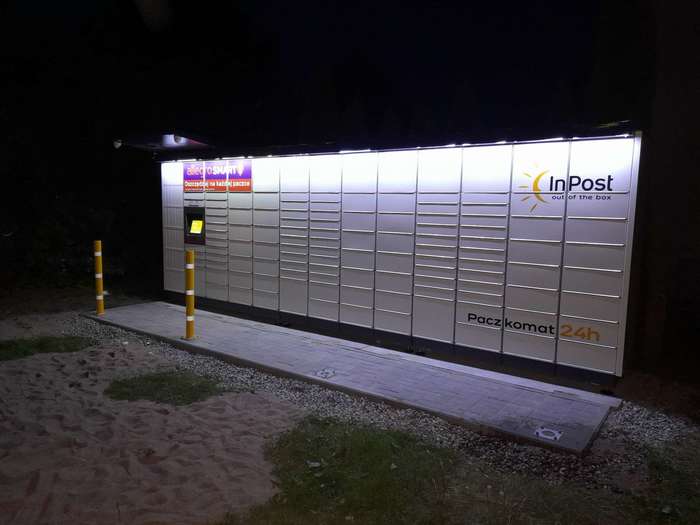 Paczkomat BIK05M przy sklepie spożywczym