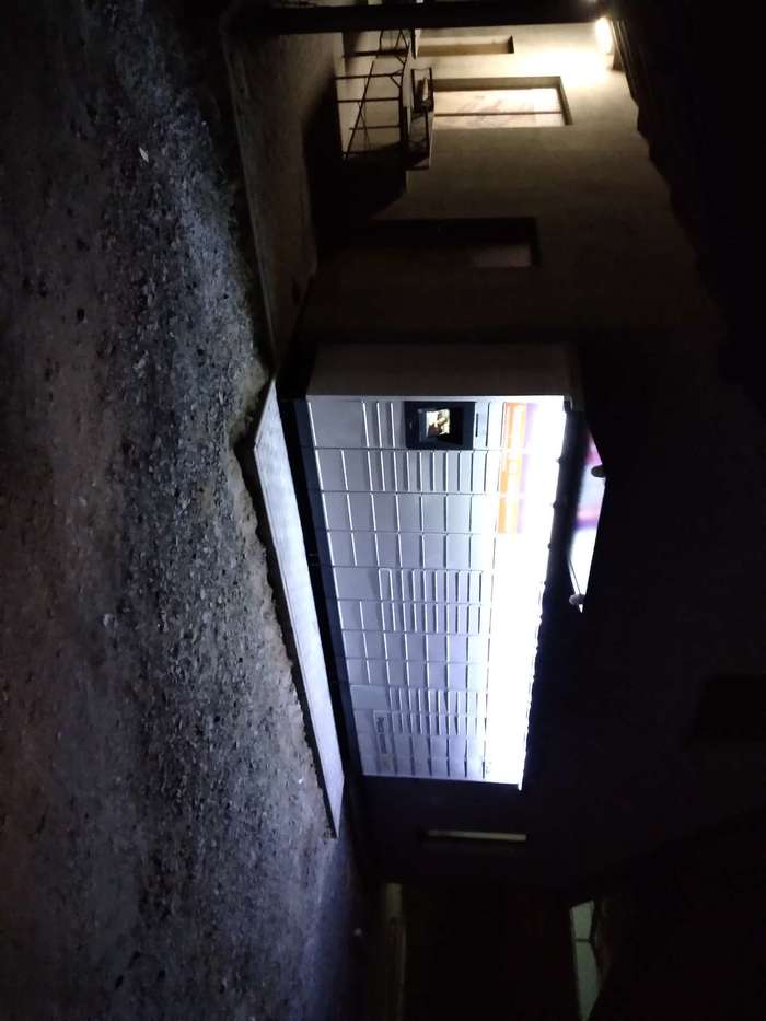 Parcel Locker BIZ01M Na tylnej ścianie stacji