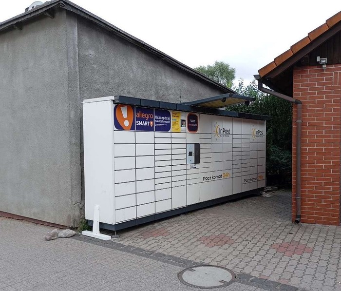Paczkomat BKE01N Po lewej stronie budynku