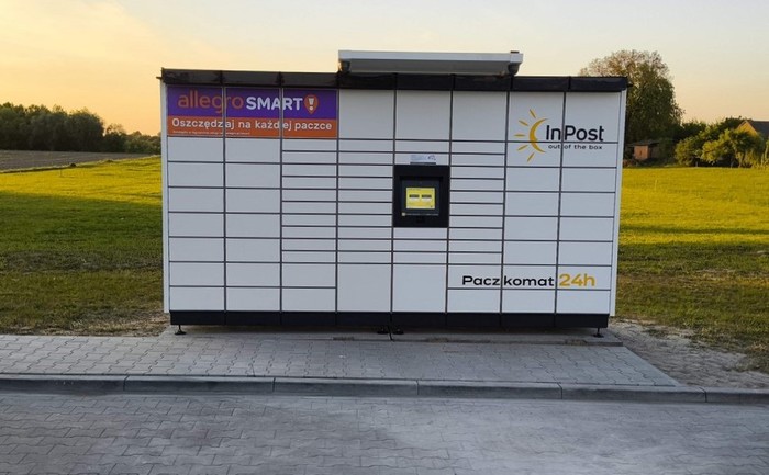 Paczkomat BKS01M Przy sklepie Delikatesy Centrum