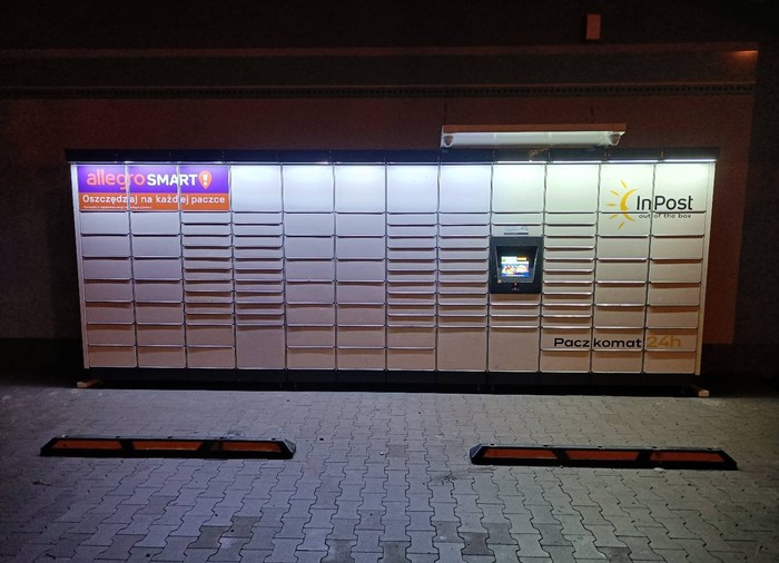 Parcel Locker BKV02M na parkingu przy Delikatesach