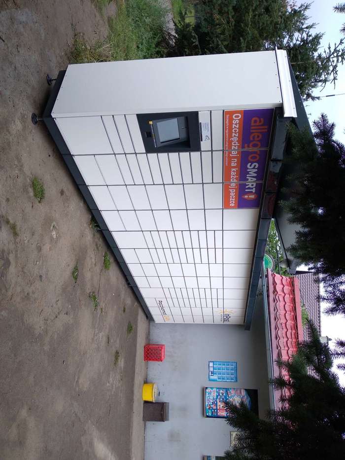 Paczkomat BKX01M przed sklepem