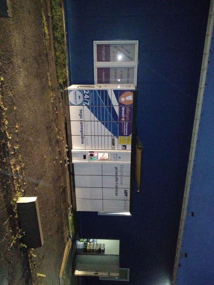 Paczkomat BLA01B Za stacją i stacją diagnostyczną