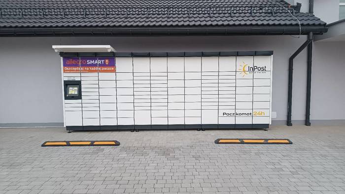 Paczkomat BLDO01M na parkingu przed sklepem Lewiatan