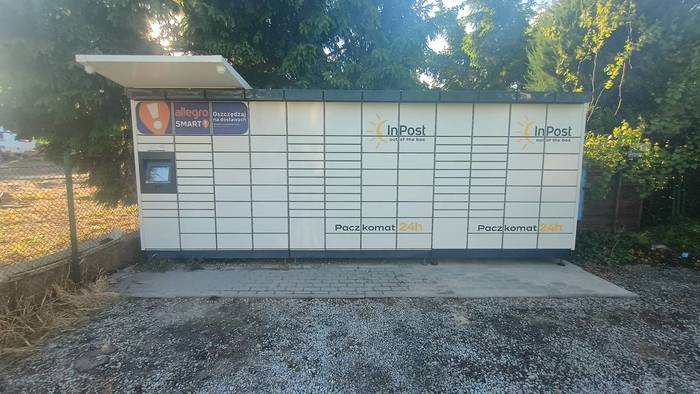 Paczkomat BLK02M Po lewej stronie od sklepu, przy parkingu.