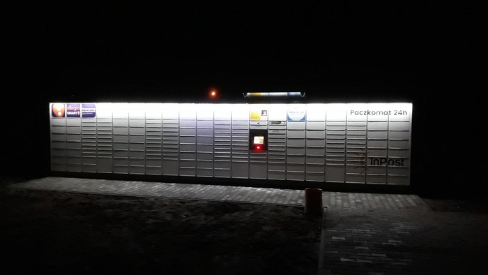 Paczkomat BLS01M Na parkingu przy Delikatesach Centrum