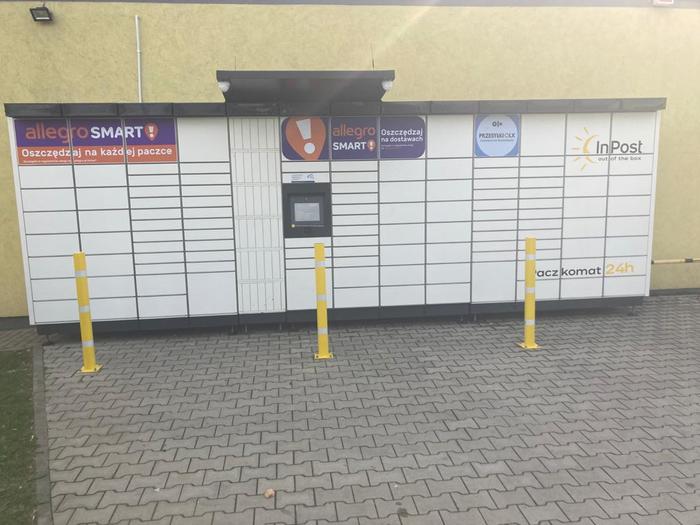 Paczkomat BLS02M Na parkingu marketu Promyk