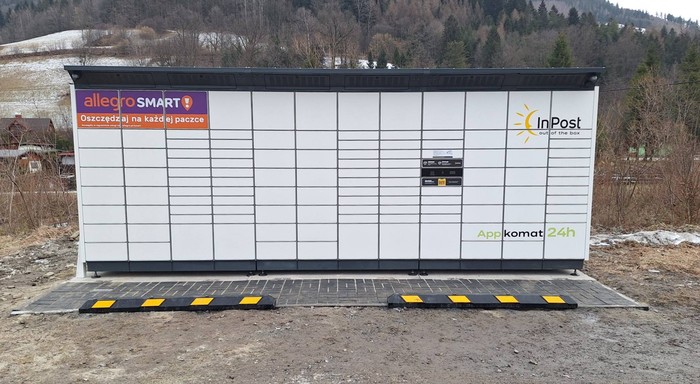 Paczkomat BNA01BAPP na parkingu naprzeciwko kościoła