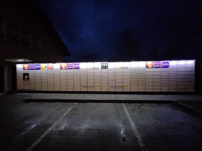 Поштомат BNA01M Na parkingu przed sklepem