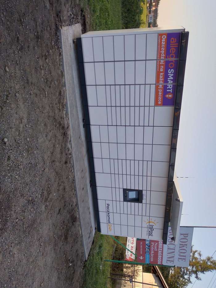 Paczkomat BNA02M Na parkingu sklepu