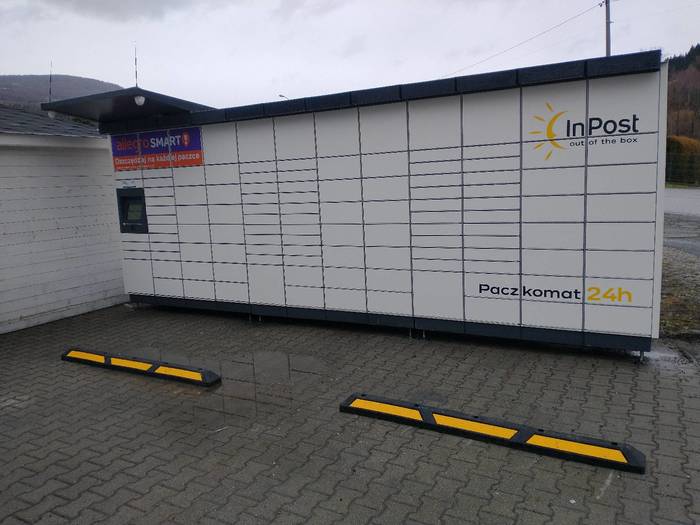 Paczkomat BNA03M na parkingu obok sklepu