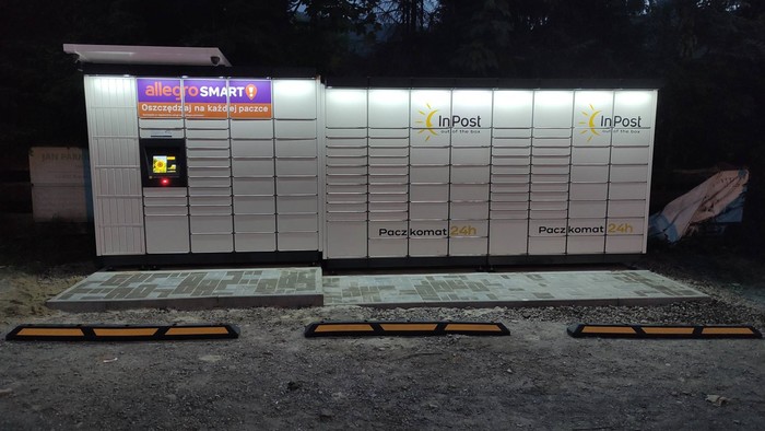 Paczkomat BNA04M na parkingu obok sklepu