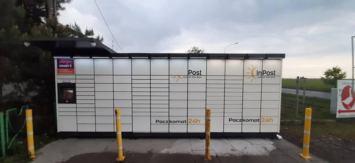 Parcel Locker BNE01M Po prawej stronie od wejścia, przy parkingu delikatesów.