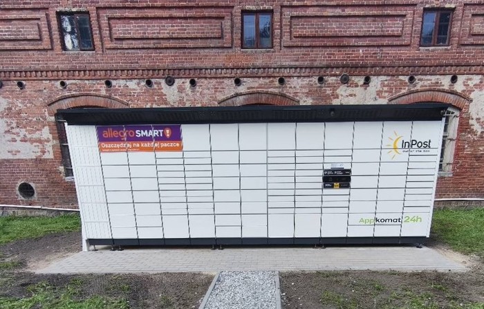 Paczkomat BNM02BAPP Przy ścianie bocznej budynku (stary PGR)