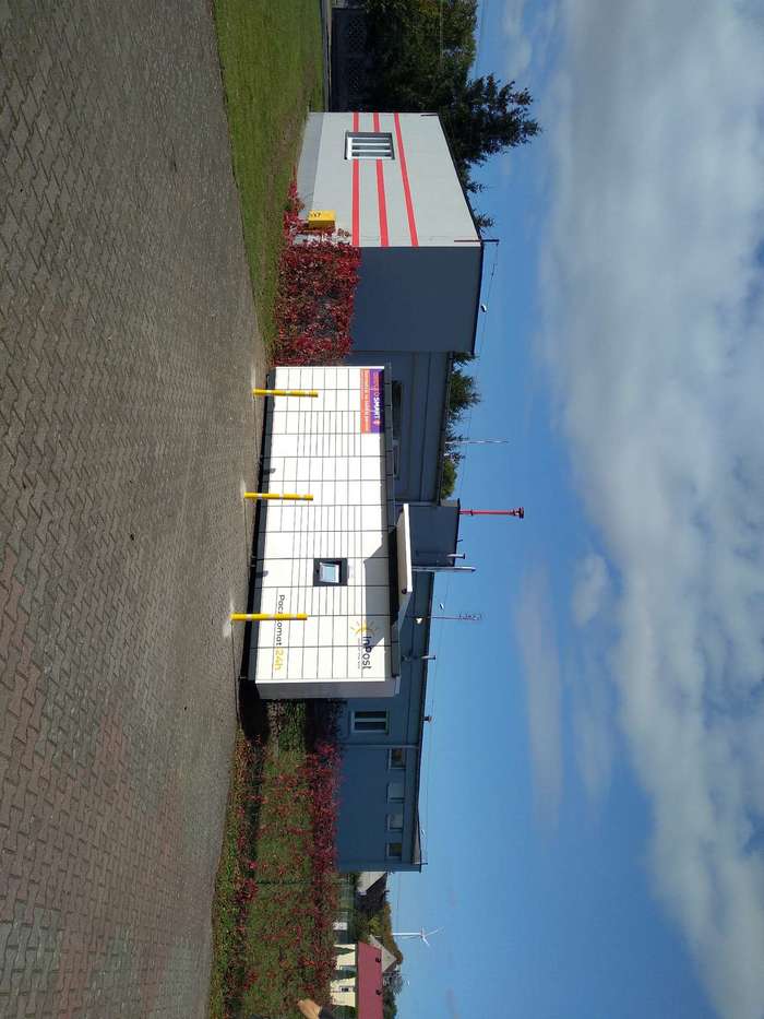 Paczkomat BNQ01M Na terenie gminnego parkingu przy OSP