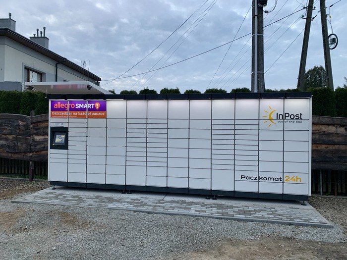 Paczkomat BNR01M Na placu przed restauracją