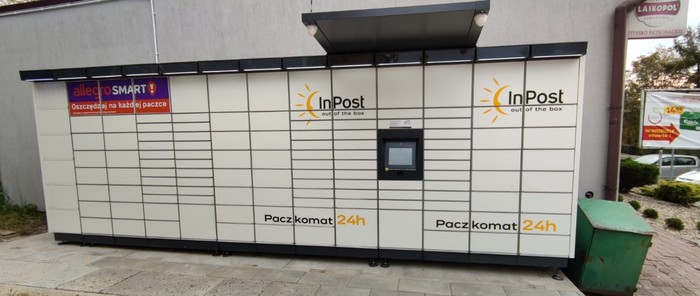 Paczkomat BOC12M obok sklepu spożywczego i poczty