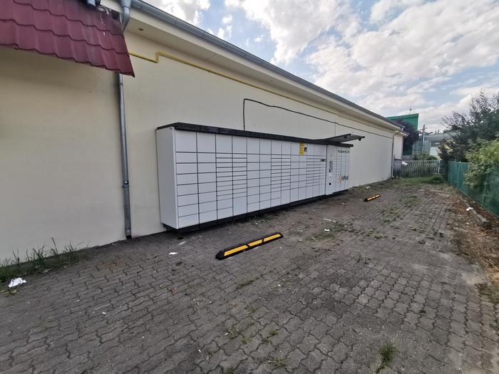 Paczkomat BOG02A boczna ściana Delikatesów Centrum