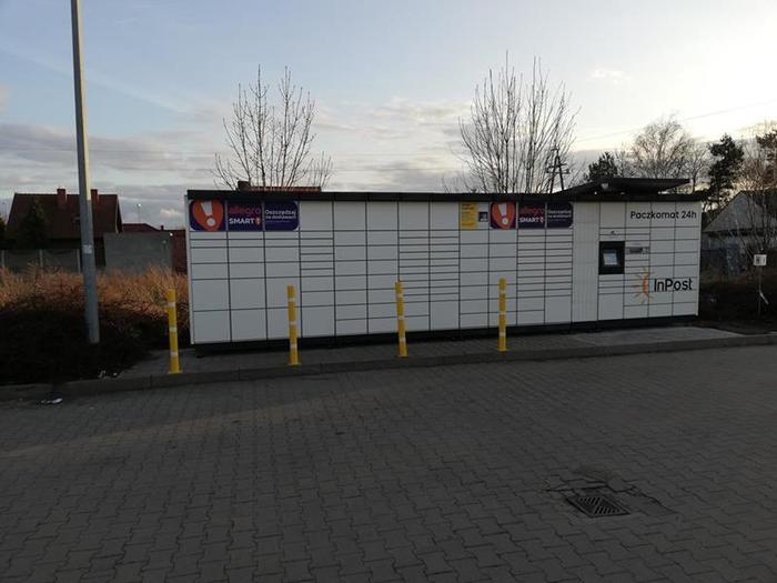 Parcel Locker BOJ01M Na parkingu obok marketu Biedronka