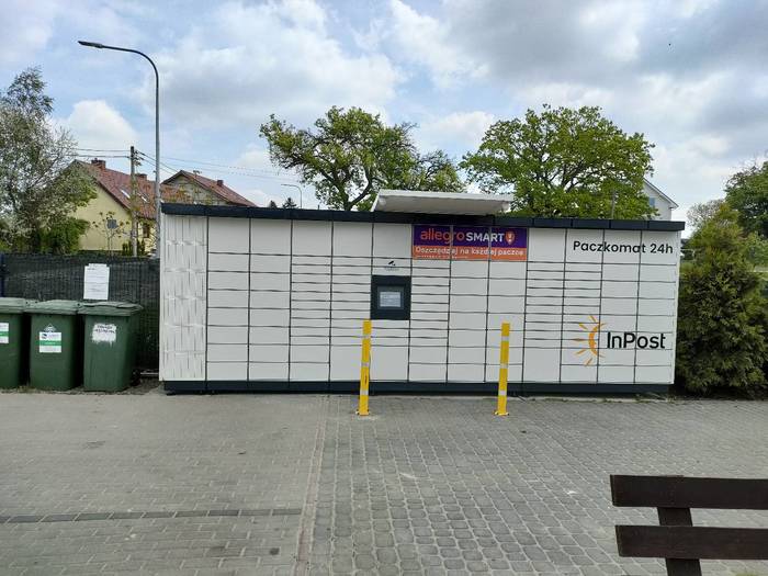 Paczkomat BOK01M parking sklepu Akacja