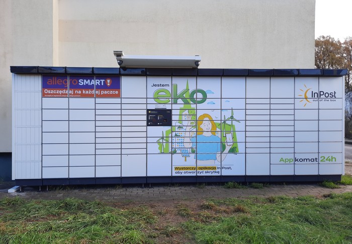 Paczkomat BOL01APP Z boku budynku.
