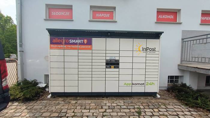 Paczkomat BOL02BAPP Po lewej stronie od wejścia do sklepu.