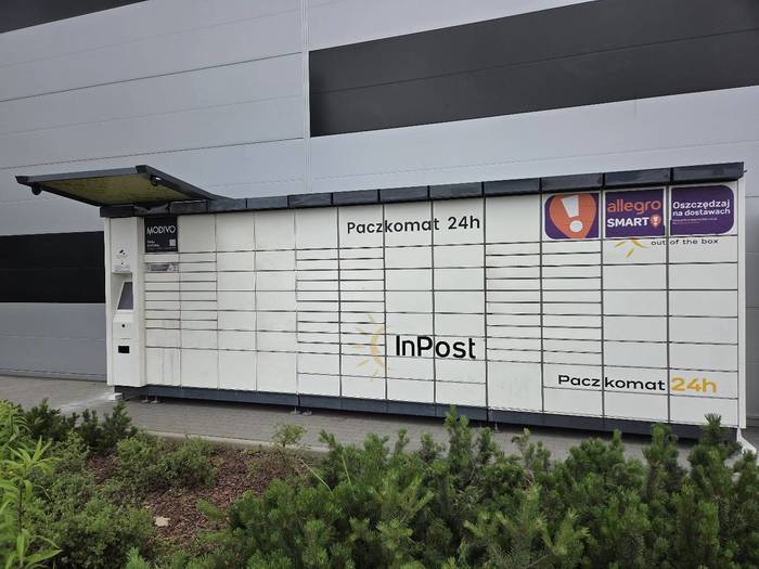 Paczkomat BOL03A Po lewej stronie pasażu handlowego.