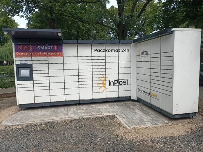 Paczkomat BOL03M Przy parkingu.