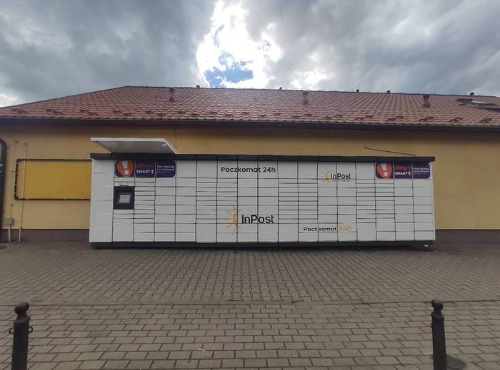 Paczkomat BOL04M Po prawej stronie od wejścia do sklepu