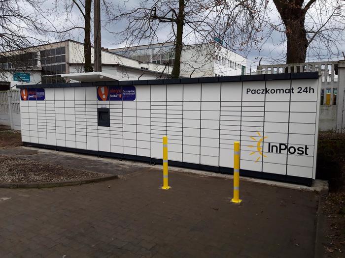 Paczkomat BOL05M Na parkingu przy sklepie Lidl