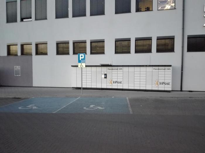 Paczkomat BOL05N Przy parkingu, po lewej stronie od wejścia.