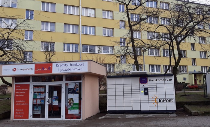 Paczkomat BOL06N Po prawej stronie pawilonu handlowego