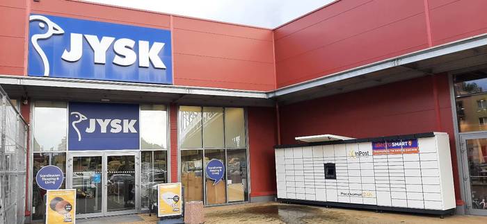 Paczkomat BOL10M Po prawej stronie od wejścia do Jyska.