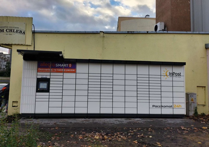 Paczkomat BOL11M Po prawej stronie od wejścia do sklepu, od boku.