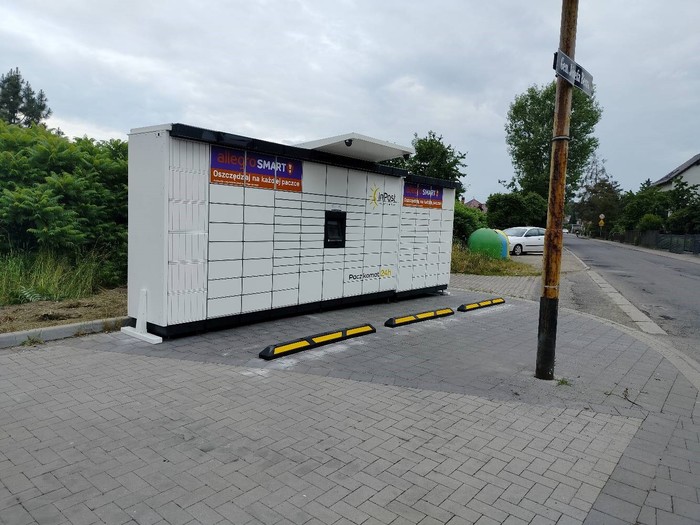 Paczkomat BOL12M Przy parkingu sklepu.