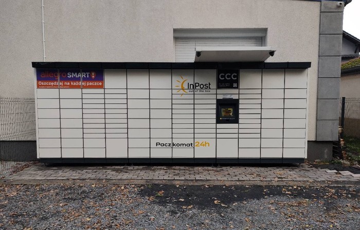 Paczkomat BOL16M Przy sklepie meblowym i parkingu.