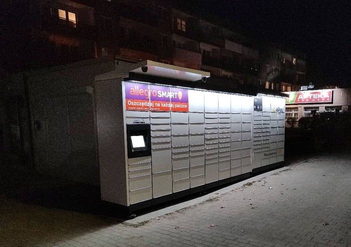 Paczkomat BOL18M Przy osiedlu i punktach usługowych.