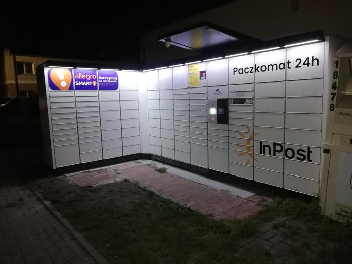 Paczkomat BON01N Przy bocznej ścianie sklepu spożywczego