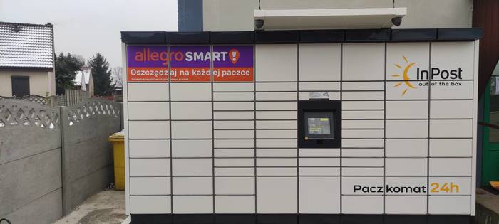 Paczkomat BONI01M parking przed sklepem spożywczym